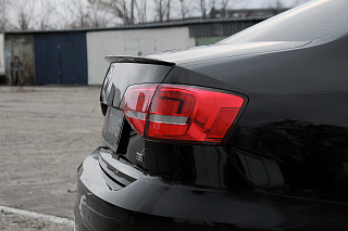 BLACKOUT EDITION. Лип спойлер крашенный Черный глянец VW Jetta VI (2010 - 2018) + УСТАНОВОЧНЫЙ КОМПЛЕКТ