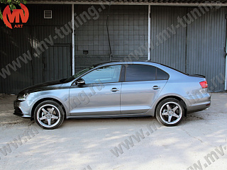 Пороги в стиле GLI VW Jetta VI (2010 - 2018) Текстурный пластик + УСТАНОВОЧНЫЙ КОМПЛЕКТ