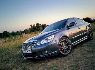 Пороги в стиле R-Line Skoda Octavia 2(II) Поколение FL (A5) + УСТАНОВОЧНЫЙ КОМПЛЕКТ