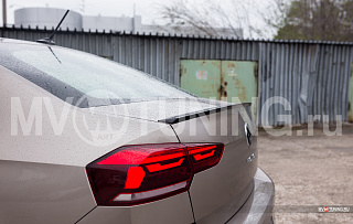 BLACKOUT EDITION. Лип спойлер крашенный Черный глянец для VW Polo Liftback 2020 - 2023 + УСТАНОВОЧНЫЙ КОМПЛЕКТ