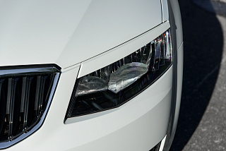 Крашеный комплект. Реснички на фары Skoda Octavia III A7 (2013-2016) Цвет Белый LC9A(0Q0Q) + УСТАНОВОЧНЫЙ КОМПЛЕКТ