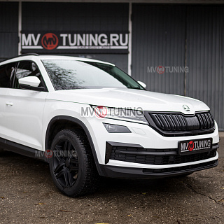 BLACKOUT EDITION. Канарды (накладки над птф) крашенные Черный глянец для Skoda Kodiaq (2016-2021)