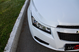 Крашеный комплект. Реснички на фары Chevrolet Cruze var №1 фигурные (2008-2014) Цвет Белый GAZ(40R)+ УСТАНОВОЧНЫЙ КОМПЛЕКТ