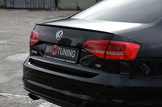 BLACKOUT EDITION. Лип спойлер крашенный Черный глянец VW Jetta VI (2010 - 2018) + УСТАНОВОЧНЫЙ КОМПЛЕКТ