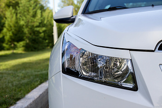 Крашеный комплект. Реснички на фары Chevrolet Cruze var №1 фигурные (2008-2014) Цвет Белый GAZ(40R)+ УСТАНОВОЧНЫЙ КОМПЛЕКТ