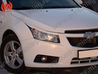 Крашеный комплект. Реснички на фары Chevrolet Cruze var №1 фигурные (2008-2014) Цвет Белый GAZ(40R)+ УСТАНОВОЧНЫЙ КОМПЛЕКТ