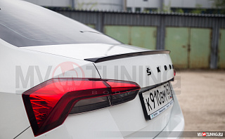 BLACKOUT EDITION. Спойлер лип крашенный Черный глянец Skoda Rapid II Gen (2020 - 2024 - по настоящее время) + УСТАНОВОЧНЫЙ КОМПЛЕКТ